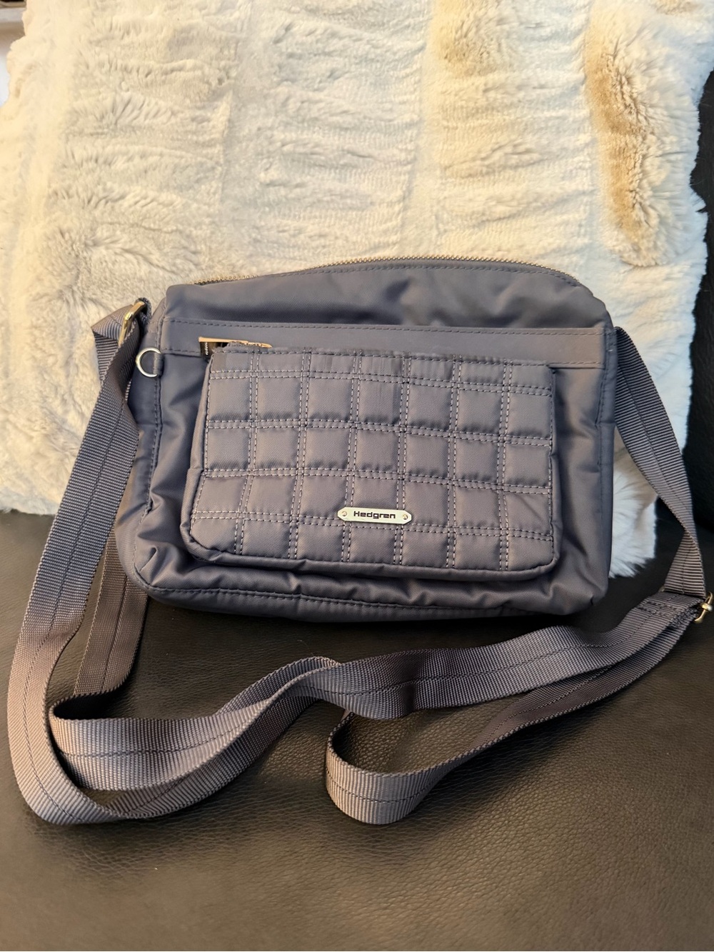 Gray Hedgren crossbody bag quilted pocket
